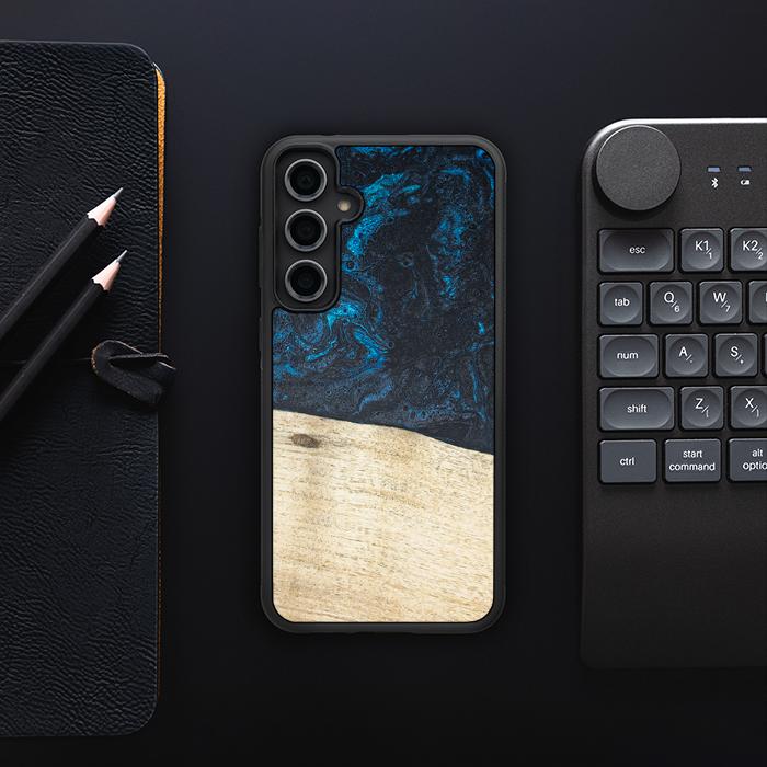 Samsung Galaxy S23 FE Handyhülle aus Harz und Holz - Synergy#F17