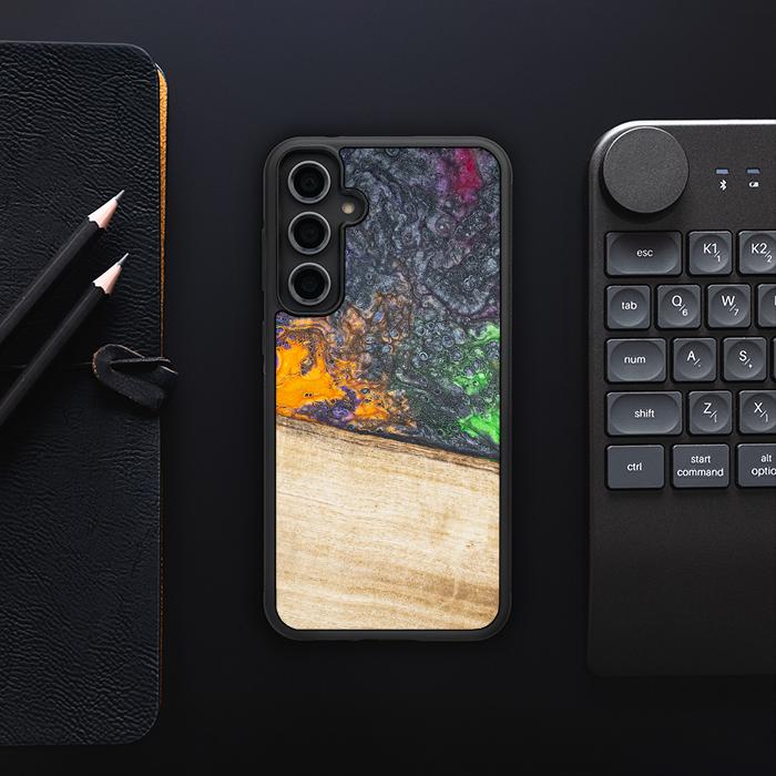 Samsung Galaxy S23 FE Handyhülle aus Harz und Holz - Synergy#F20