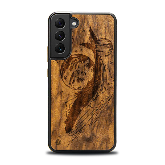 Samsung Galaxy S23 Plus Handyhülle aus Holz – Kosmischer Wal