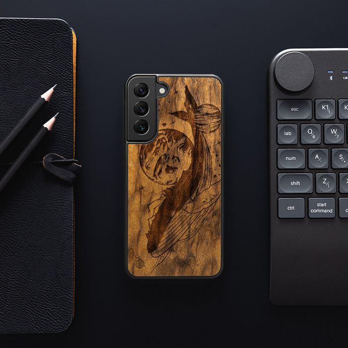 Samsung Galaxy S23 Handyhülle aus Holz – Kosmischer Wal