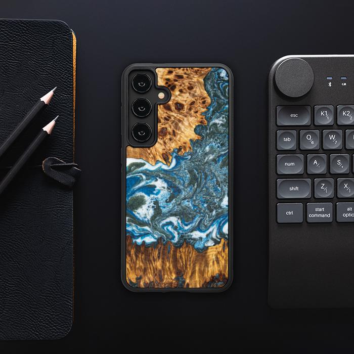 Samsung Galaxy S24 Plus Handyhülle aus Harz und Holz - Synergy#E17
