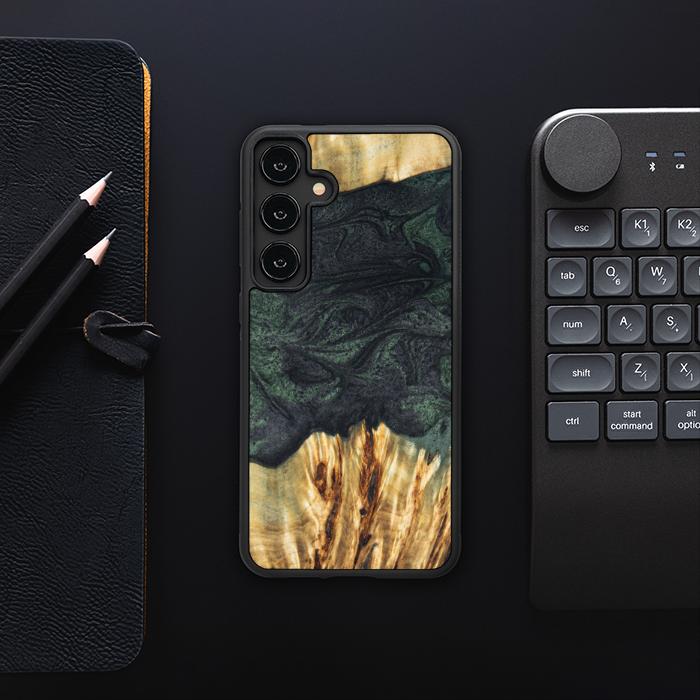 Samsung Galaxy S24 Plus Handyhülle aus Harz und Holz - Synergy#E25