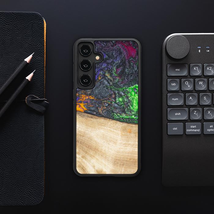 Samsung Galaxy S24 Plus Handyhülle aus Harz und Holz - Synergy#F10