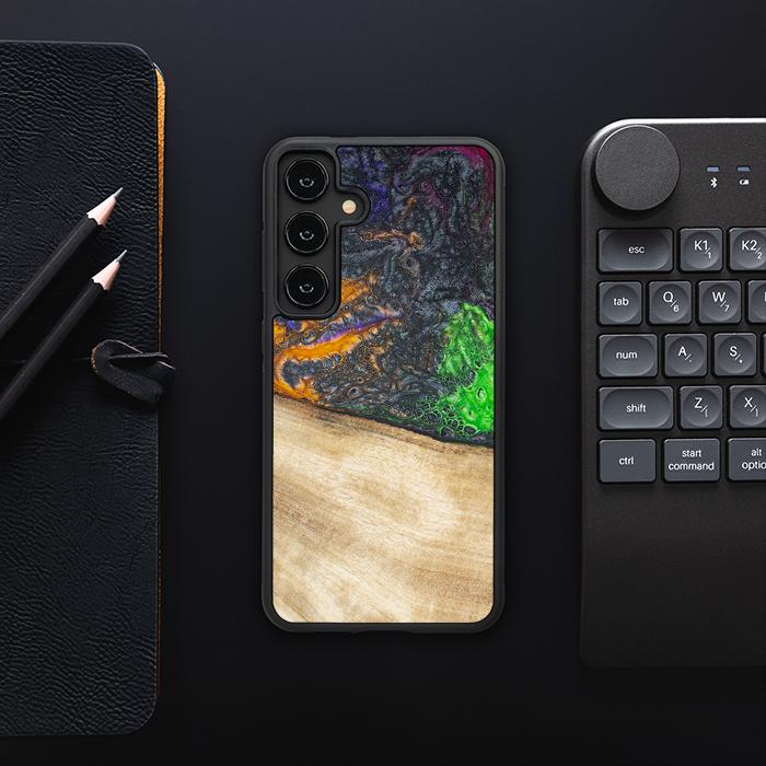Samsung Galaxy S24 Plus Handyhülle aus Harz und Holz - Synergy#F15