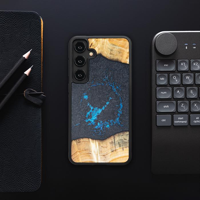 Samsung Galaxy S24 Plus Handyhülle aus Harz und Holz - Synergy#F35