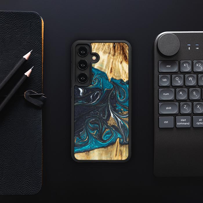 Samsung Galaxy S24 Handyhülle aus Harz und Holz - SYNERGY#E1