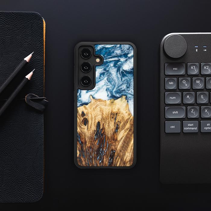 Samsung Galaxy S24 Handyhülle aus Harz und Holz - Synergy#E23