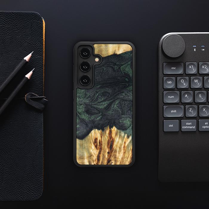 Samsung Galaxy S24 Handyhülle aus Harz und Holz - Synergy#E25