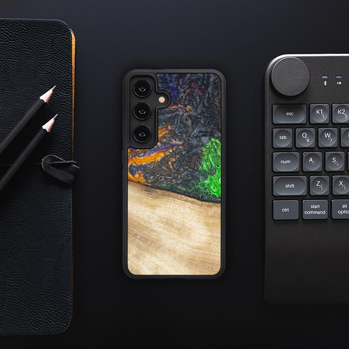 Samsung Galaxy S24 Handyhülle aus Harz und Holz - Synergy#F15