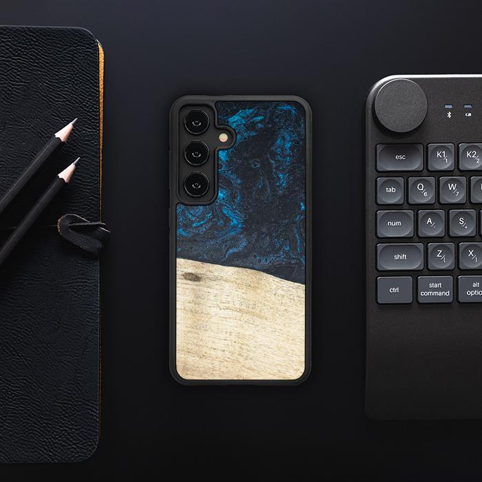 Samsung Galaxy S24 Handyhülle aus Harz und Holz - Synergy#F17