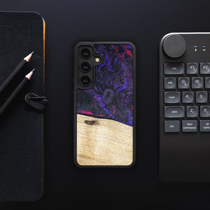 Samsung Galaxy S24 Handyhülle aus Harz und Holz - Synergy#F18