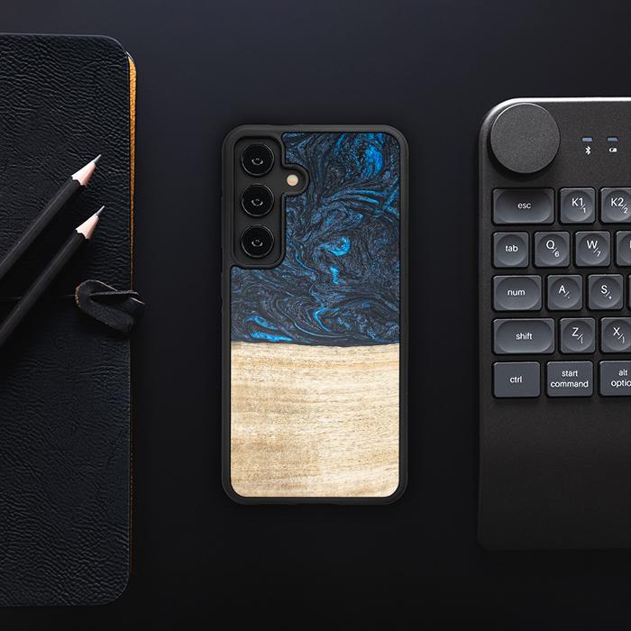 Samsung Galaxy S24 Handyhülle aus Harz und Holz - Synergy#F19