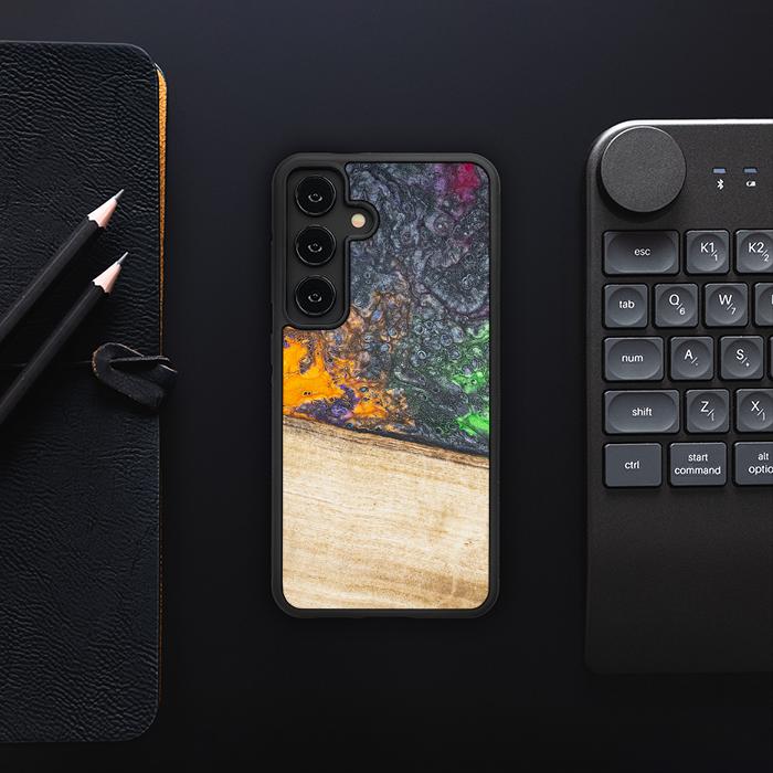 Samsung Galaxy S24 Handyhülle aus Harz und Holz - Synergy#F20
