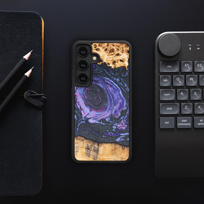 Samsung Galaxy S24 Handyhülle aus Harz und Holz - Synergy#F24