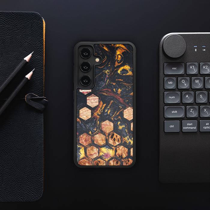 Samsung Galaxy S24 Handyhülle aus Harz und Holz - Synergy#F26