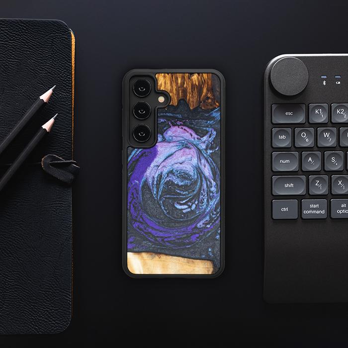 Samsung Galaxy S24 Handyhülle aus Harz und Holz - Synergy#F34