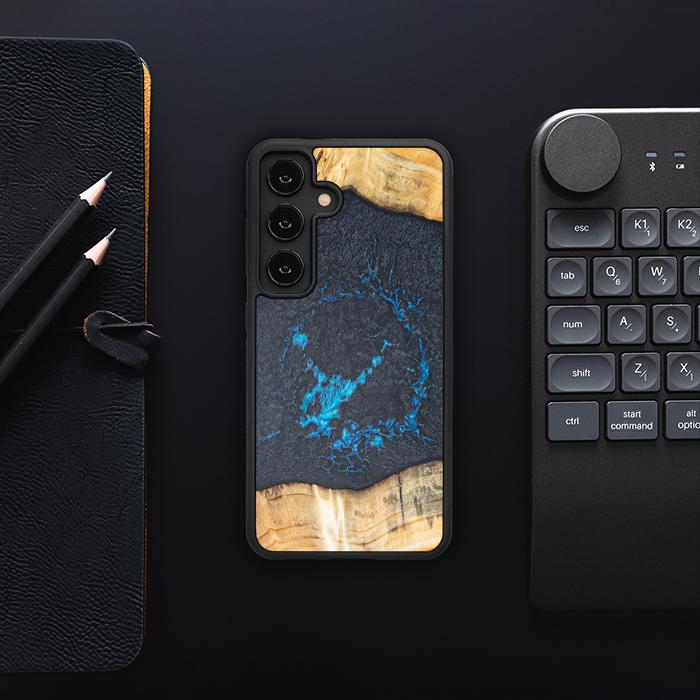 Samsung Galaxy S24 Handyhülle aus Harz und Holz - Synergy#F35