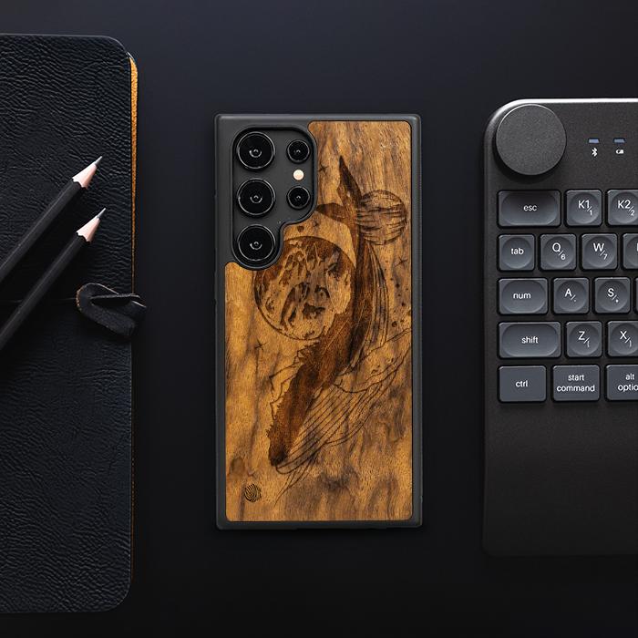 Samsung Galaxy S25 Ultra Handyhülle aus Holz - Cosmic Whale