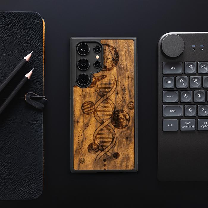 Samsung Galaxy S25 Ultra Handyhülle aus Holz - Space DNA (Imbuia)