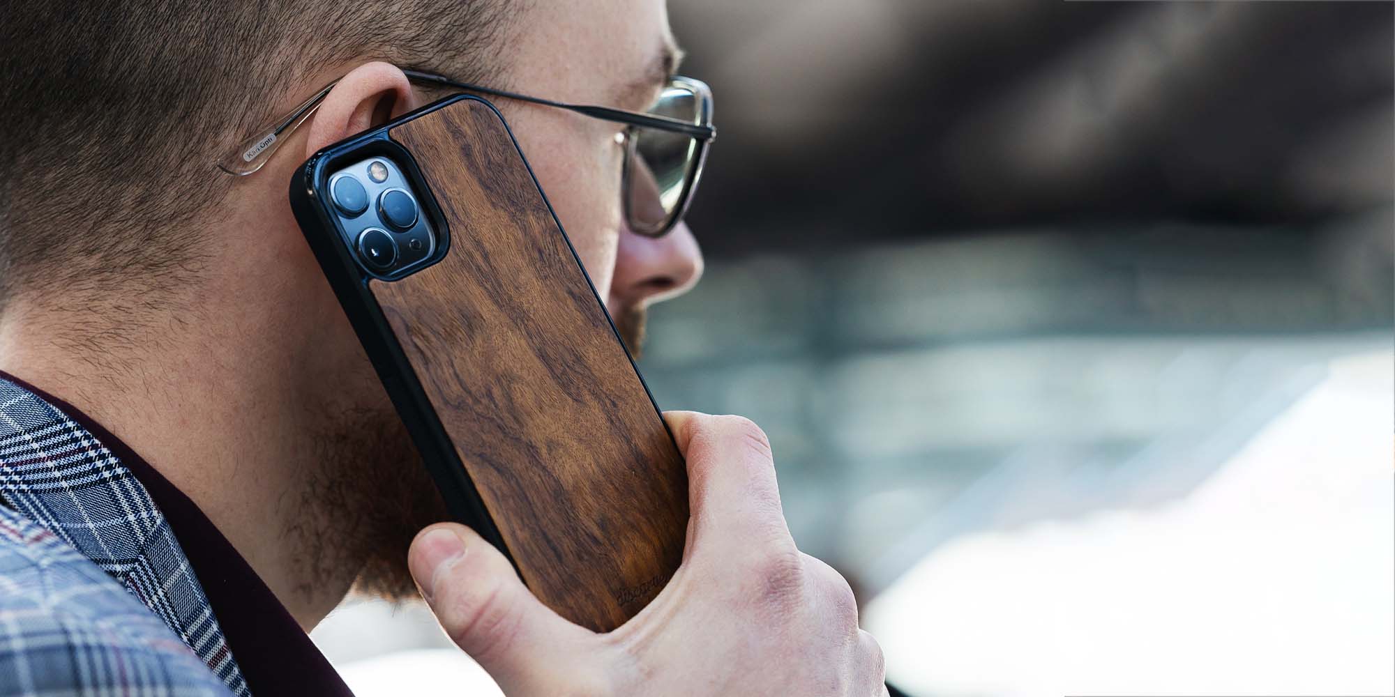 Stylish wooden phone case made of high-quality American walnut.