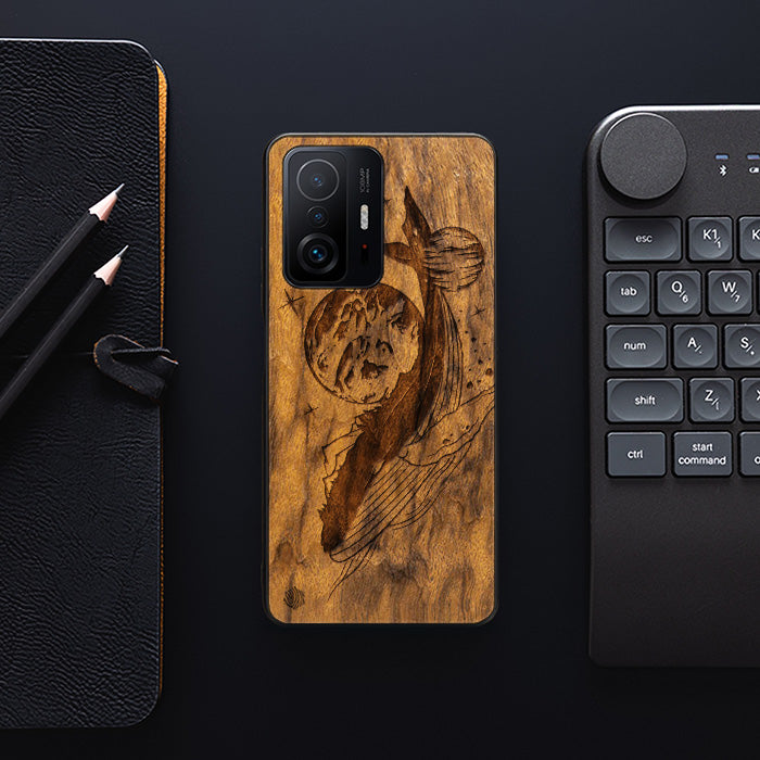 Xiaomi 11T / 11T Pro Handyhülle aus Holz – Kosmischer Wal