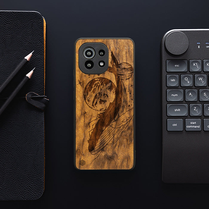 Xiaomi Mi 11 lite / 5G / 5G NE Handyhülle aus Holz – Kosmischer Wal