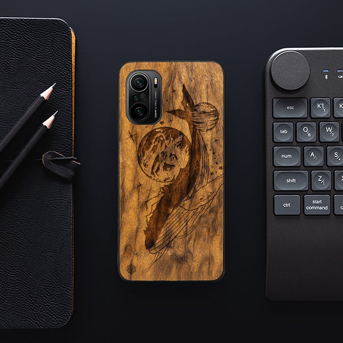 Xiaomi Mi 11i Handyhülle aus Holz – Kosmischer Wal