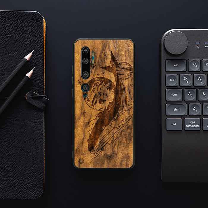 Xiaomi Mi NOTE 10/10 Pro Handyhülle aus Holz – Kosmischer Wal