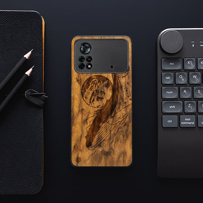 Xiaomi POCO X4 Pro 5G Handyhülle aus Holz - Kosmischer Wal