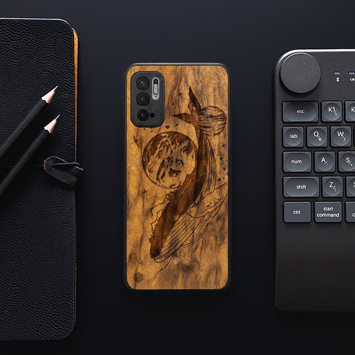 Xiaomi REDMI NOTE 10 5G 10 5G Handyhülle aus Holz – Kosmischer Wal