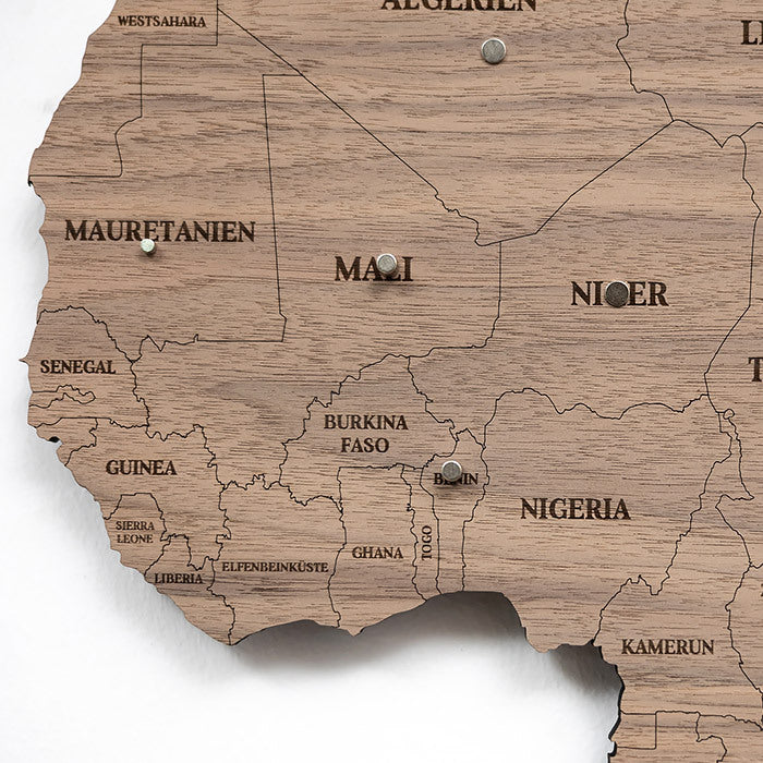 Drewniana magnetyczna mapa świata Nieobrobiony orzech | Niemiecki