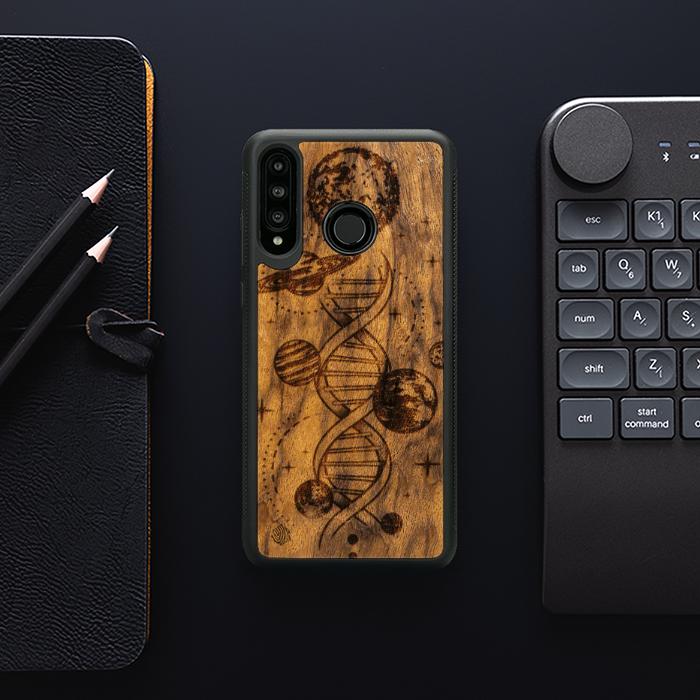 Huawei P30 lite Handyhülle aus Holz - Space DNA (Imbuia)