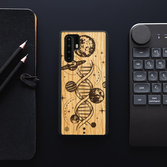 Huawei P30 Pro Handyhülle aus Holz – Space DNA (Eiche)