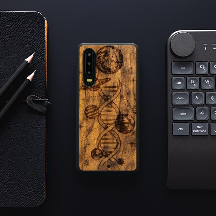 Huawei P30 Handyhülle aus Holz – Space DNA (Imbuia)