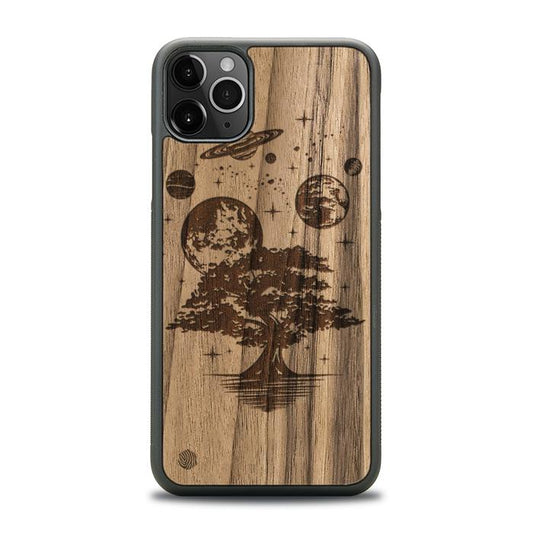 iPhone 11 Pro Max Handyhülle aus Holz - Galaktischer Garten