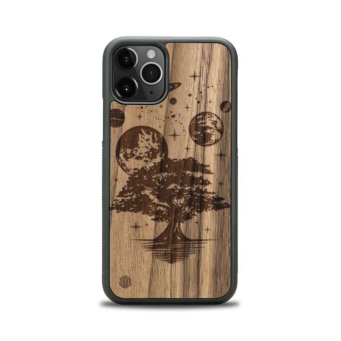 iPhone 11 Pro Handyhülle aus Holz - Galaktischer Garten