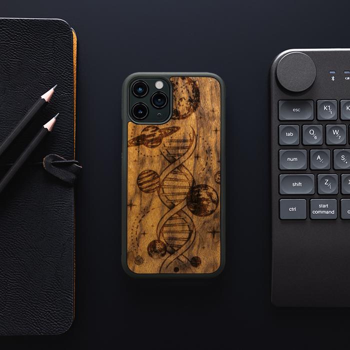 iPhone 11 Pro Drewniane etui na telefon - kosmiczne DNA (Imbuia)