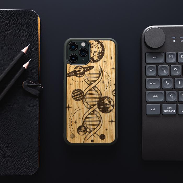 iPhone 11 Pro Handyhülle aus Holz – Space DNA (Eiche)