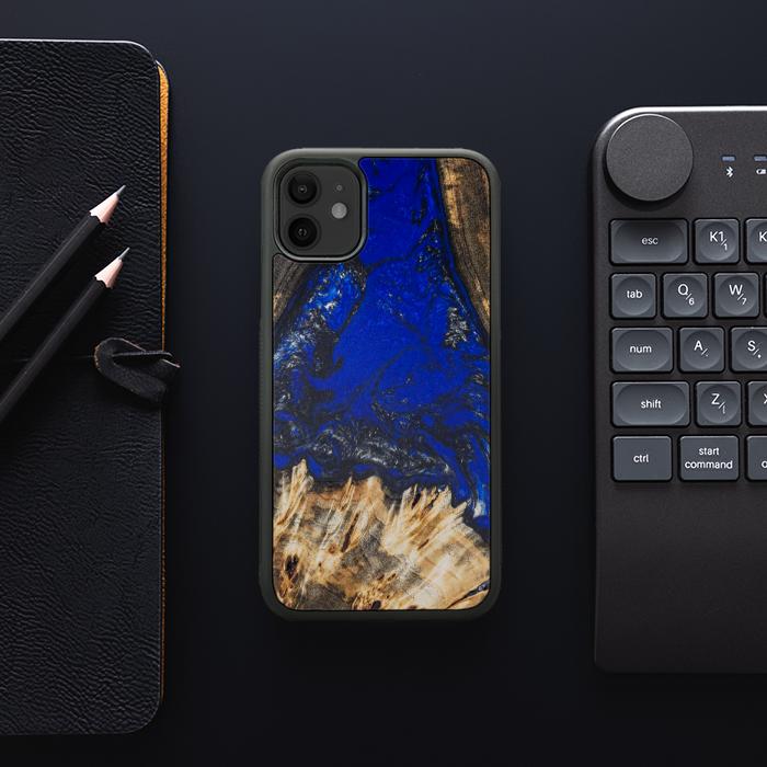 iPhone 11 etui na telefon z żywicy i drewna - SYNERGY#176
