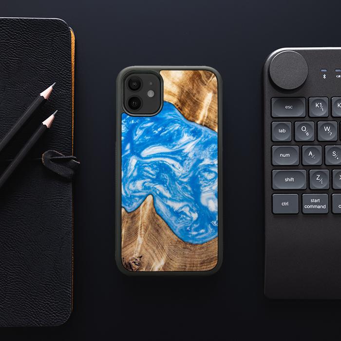 iPhone 11 etui na telefon z żywicy i drewna - SYNERGY#325