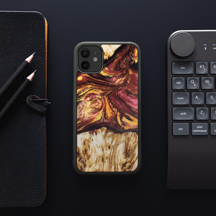iPhone 11 etui na telefon z żywicy i drewna - SYNERGY#50