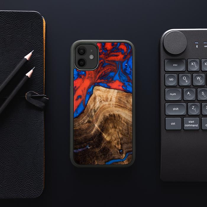 iPhone 11 etui na telefon z żywicy i drewna - SYNERGY#A82