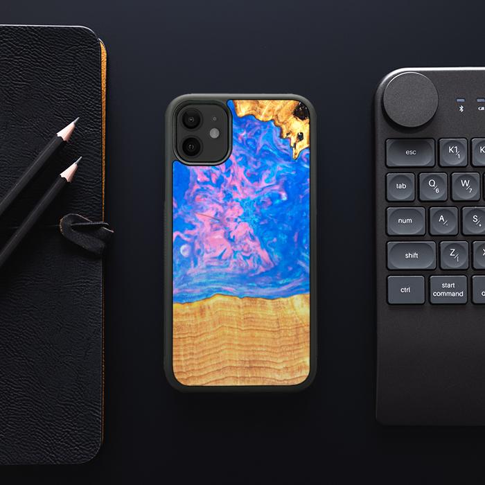 iPhone 11 etui na telefon z żywicy i drewna - SYNERGY#B23