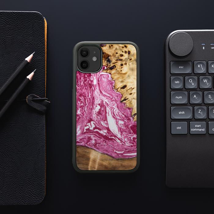 iPhone 11 etui na telefon z żywicy i drewna - Synergy#129