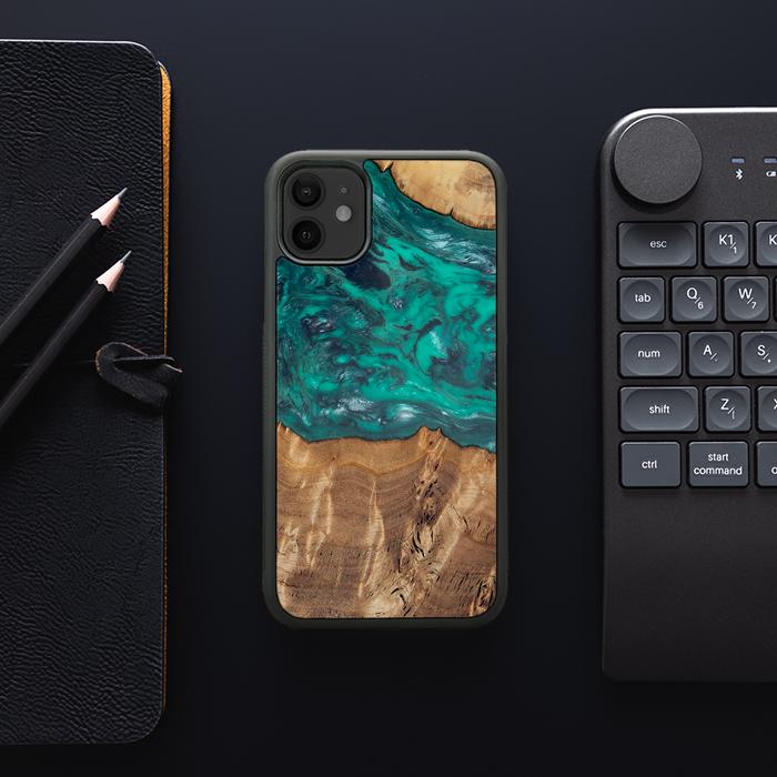 iPhone 11 etui na telefon z żywicy i drewna - Synergy#D109