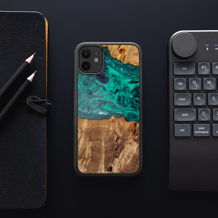 iPhone 11 etui na telefon z żywicy i drewna - Synergy#D133