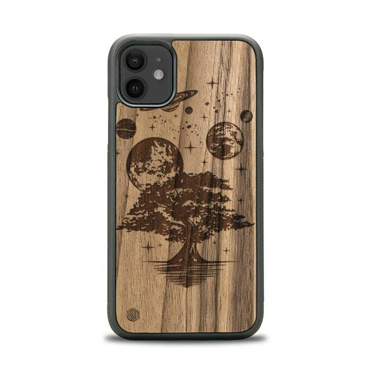 iPhone 11 Handyhülle aus Holz – Galaktischer Garten