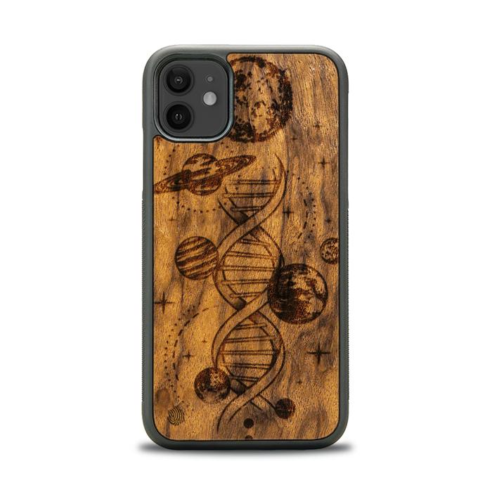 iPhone 11 Handyhülle aus Holz – Space DNA (Imbuia)