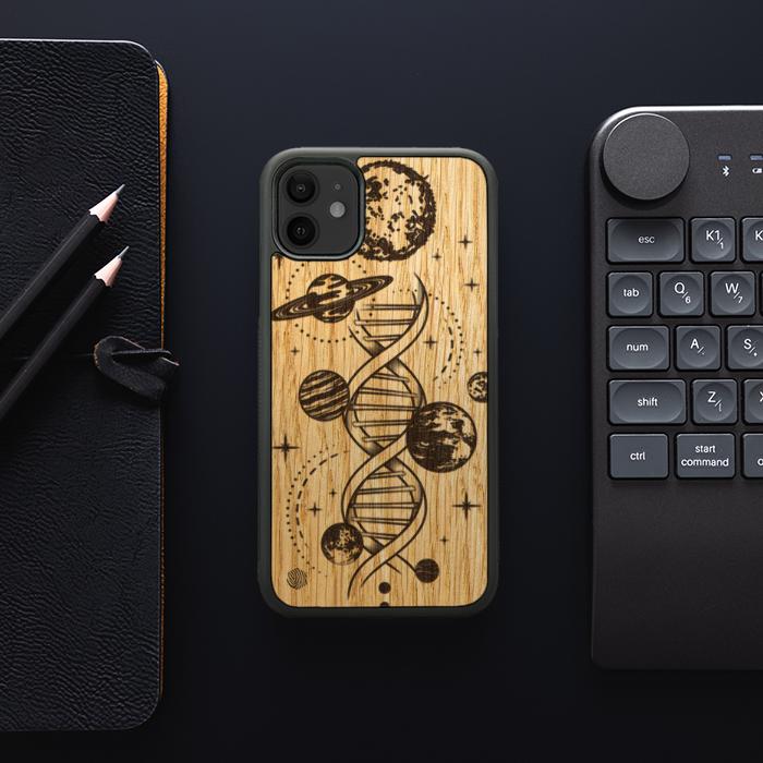 iPhone 11 Handyhülle aus Holz – Space DNA (Eiche)