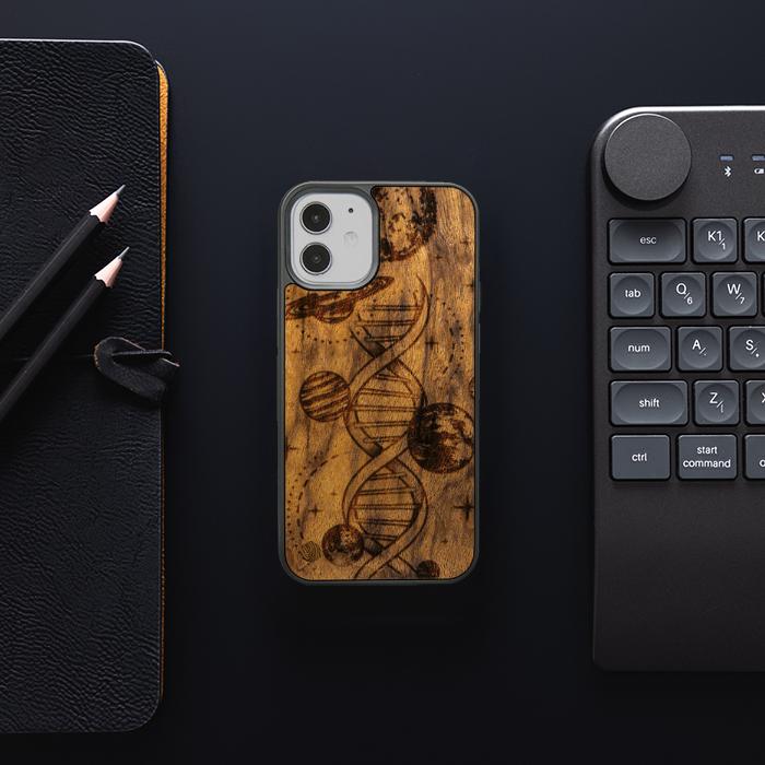 iPhone 12 Mini Drewniane etui na telefon - kosmiczne DNA (Imbuia)